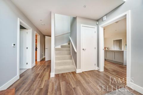 34 Lake Drive, Weldon, Corby, NN17 3FE