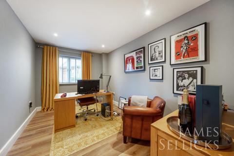 34 Lake Drive, Weldon, Corby, NN17 3FE
