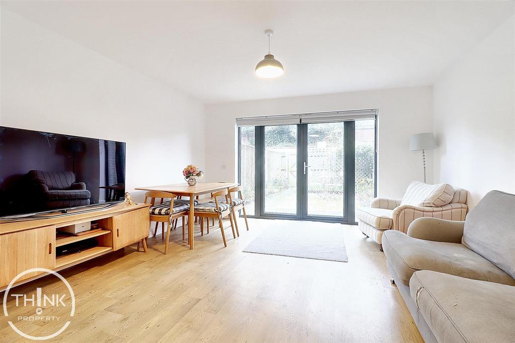 Sitting/dining room