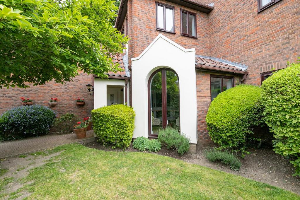 Chingford Lane, Woodford Green IG8 2 bed flat for sale £325,000