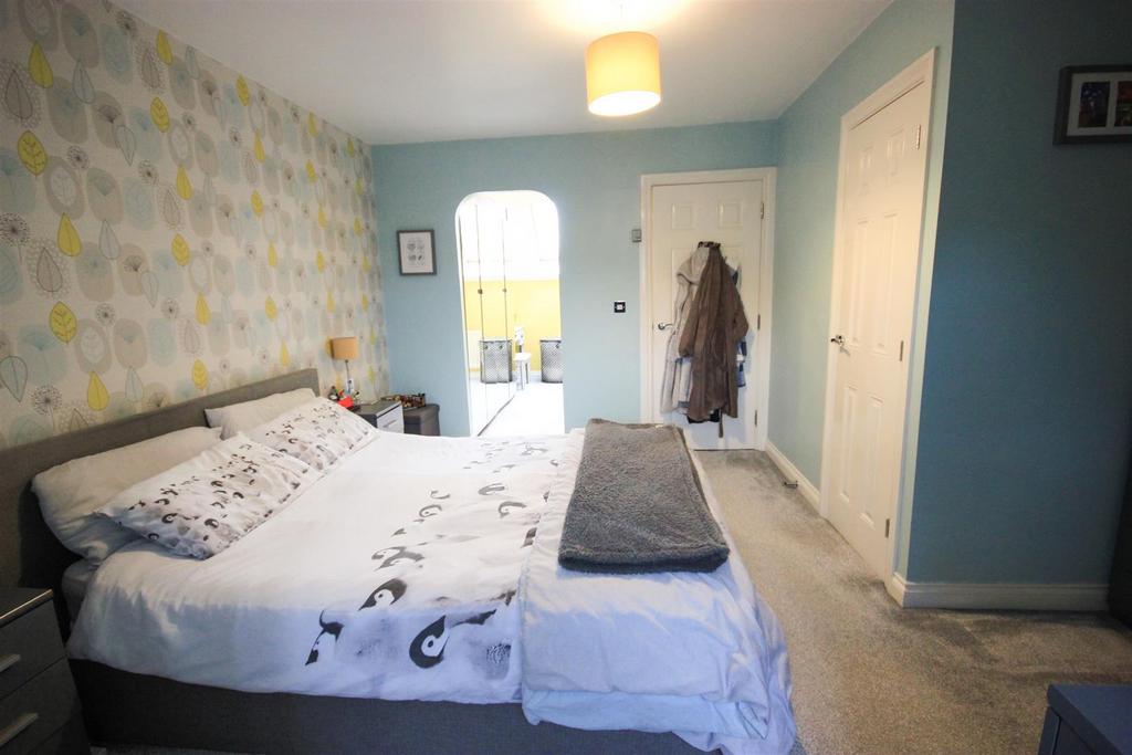 Wilkie Road, Wellingborough NN8 3 bed semidetached house £269,500
