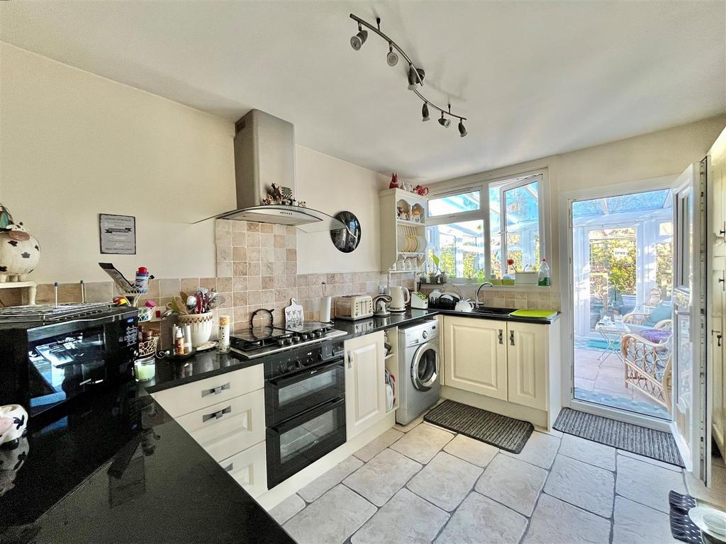 Shakespeare Avenue, Gloucester GL2 3 bed semidetached bungalow £179,995