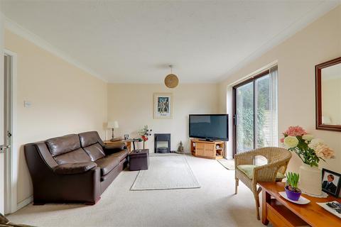 8 Apsley Way, Worthing, BN13 3RE
