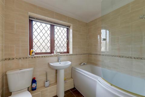 8 Apsley Way, Worthing, BN13 3RE
