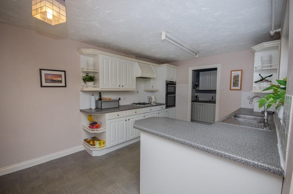 Kitchen pic 2.jpg