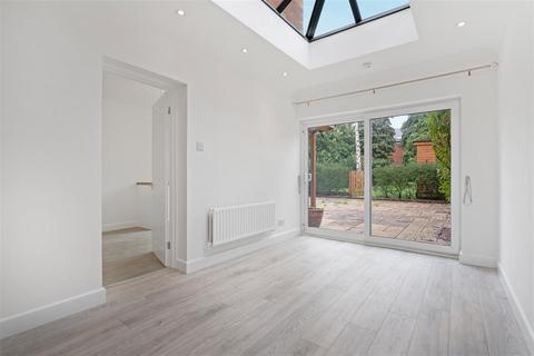 4 bedroom detached house to rent, New Road, Ascot