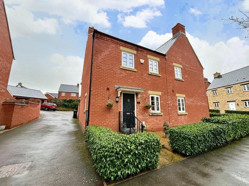 Poppyfield Road, Wootton Fields, Northampton NN4 3 bed semidetached