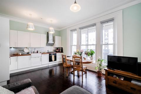 3 bedroom flat for sale, 37 High Road, London