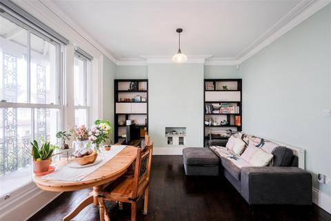 3 bedroom flat for sale, 37 High Road, London