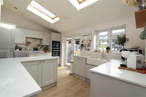 29 Queenswood Avenue, Hutton, Brentwood, CM13 1HU