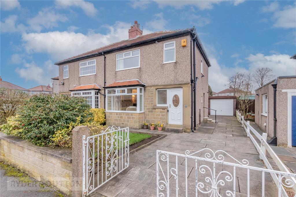 Goldington Avenue, Oakes, Huddersfield, West Yorkshire, HD3 3 bed semi