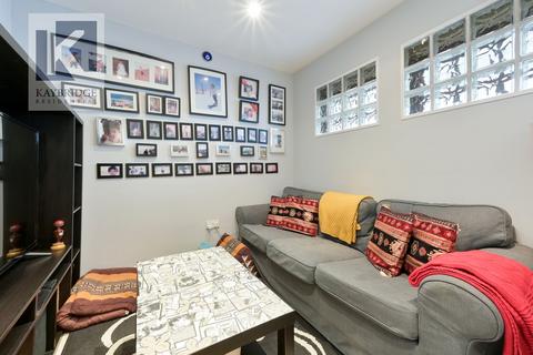 23 Lewiston Close, Worcester Park, KT4 8DL