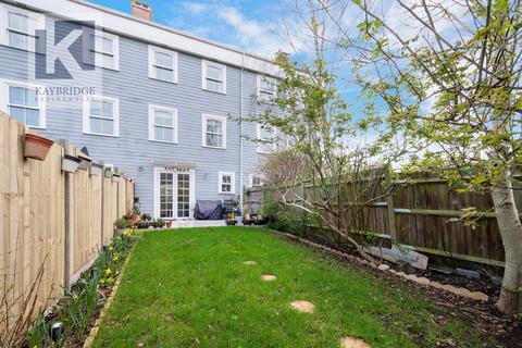 23 Lewiston Close, Worcester Park, KT4 8DL