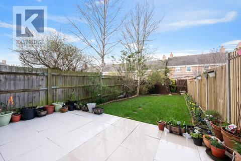 23 Lewiston Close, Worcester Park, KT4 8DL