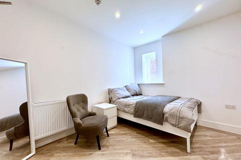 Studio to rent, 53 Crown Street, CM14