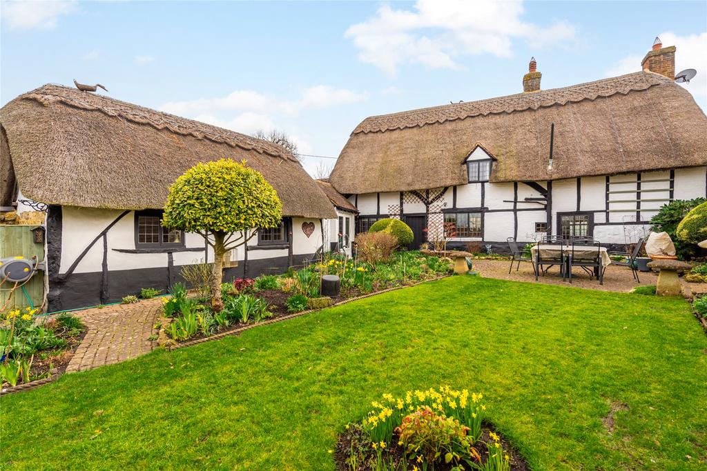 The Green, Oving, Buckinghamshire, HP22 3 bed detached house for sale