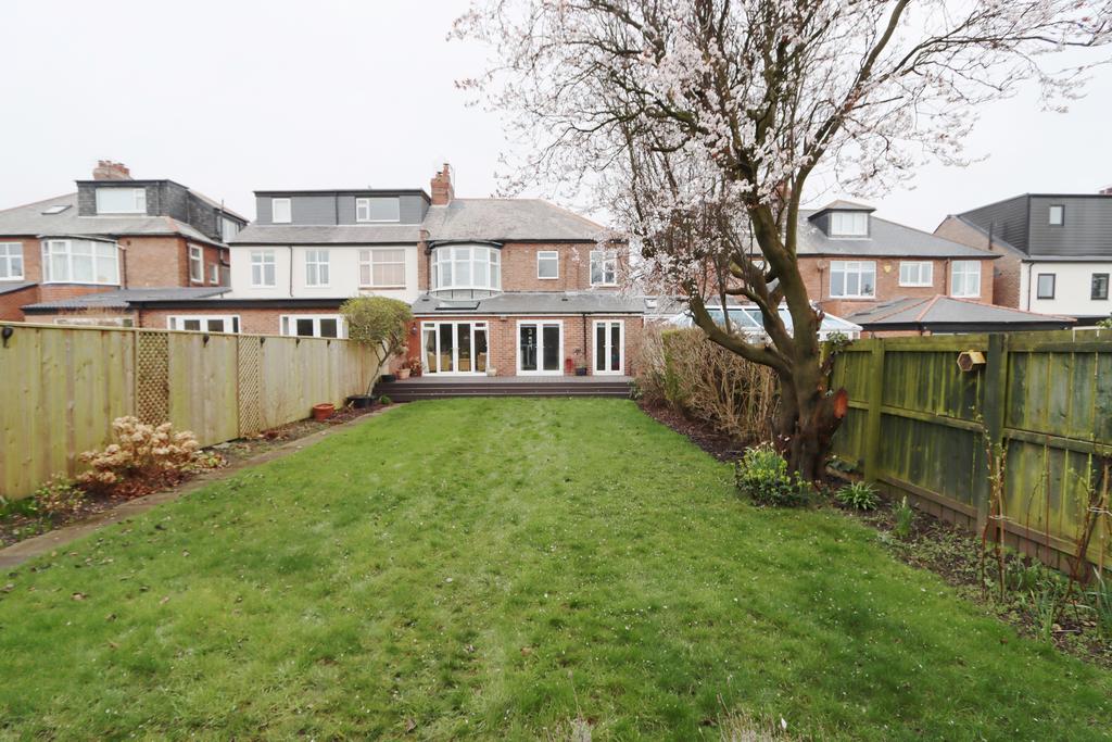 Links Avenue, Whitley Bay, Tyne & Wear, NE26 1TF 4 bed semidetached