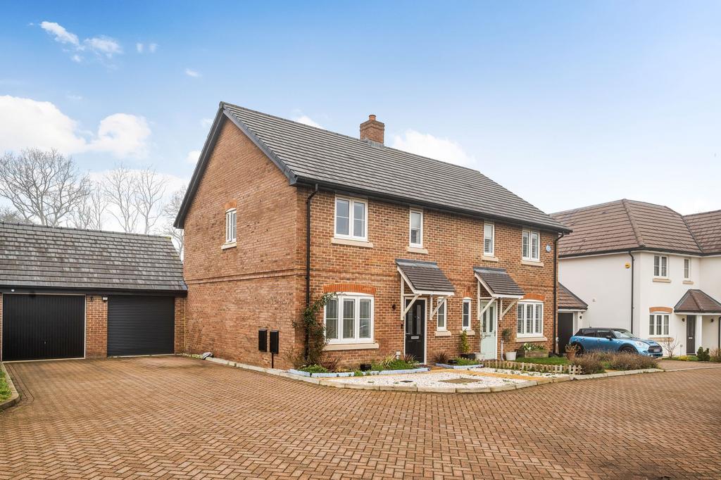 Hook, Hook RG27 3 bed semidetached house for sale £485,000