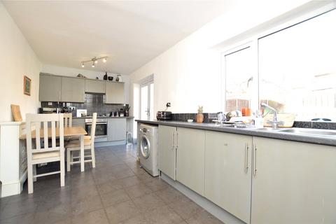3 bedroom semi-detached house for sale - Farfield Drive, Farsley, Pudsey, Leeds