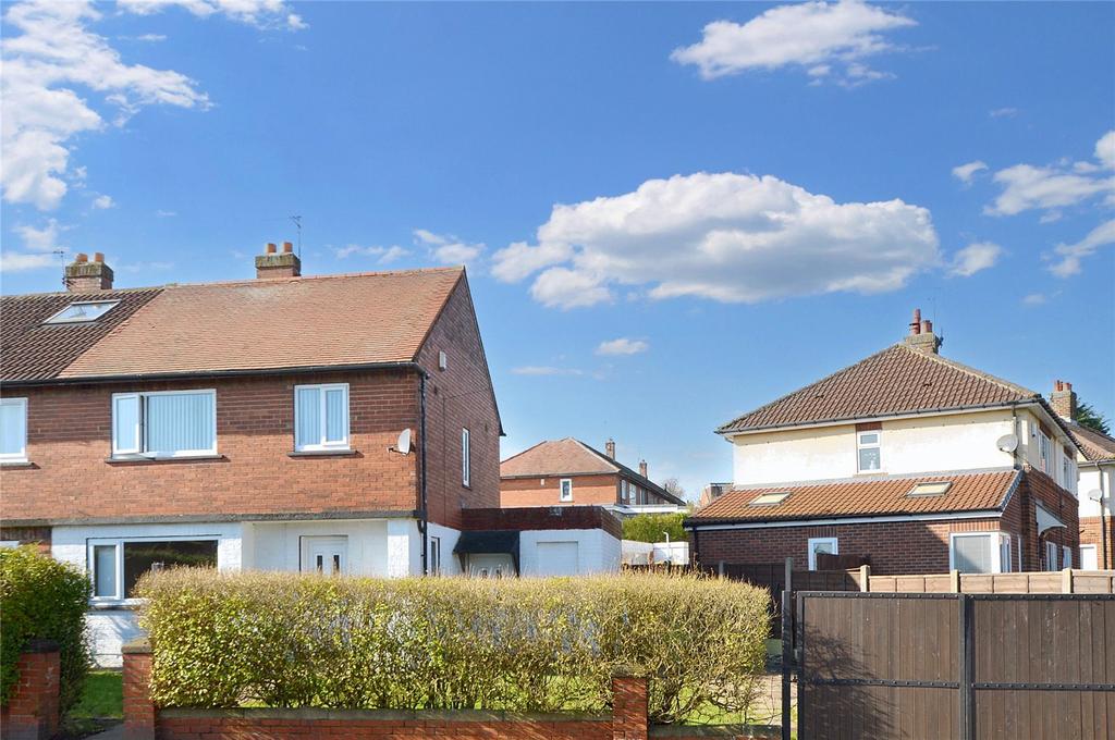 Farfield Drive, Farsley, Pudsey, Leeds 3 bed semidetached house for
