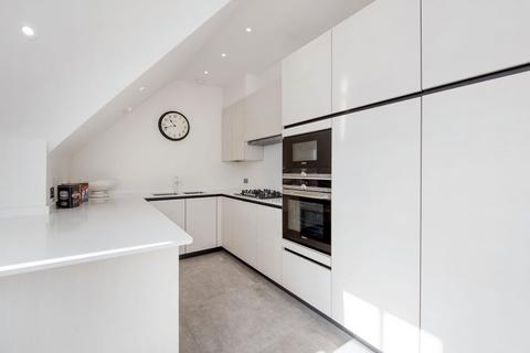 3 bedroom flat to rent, Lyndhurst Road, London NW3
