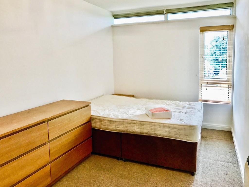 9ab00692-P6 20 Bedroom 202