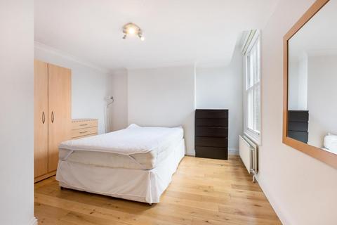 3 bedroom flat to rent, Queenstown Road, London SW8