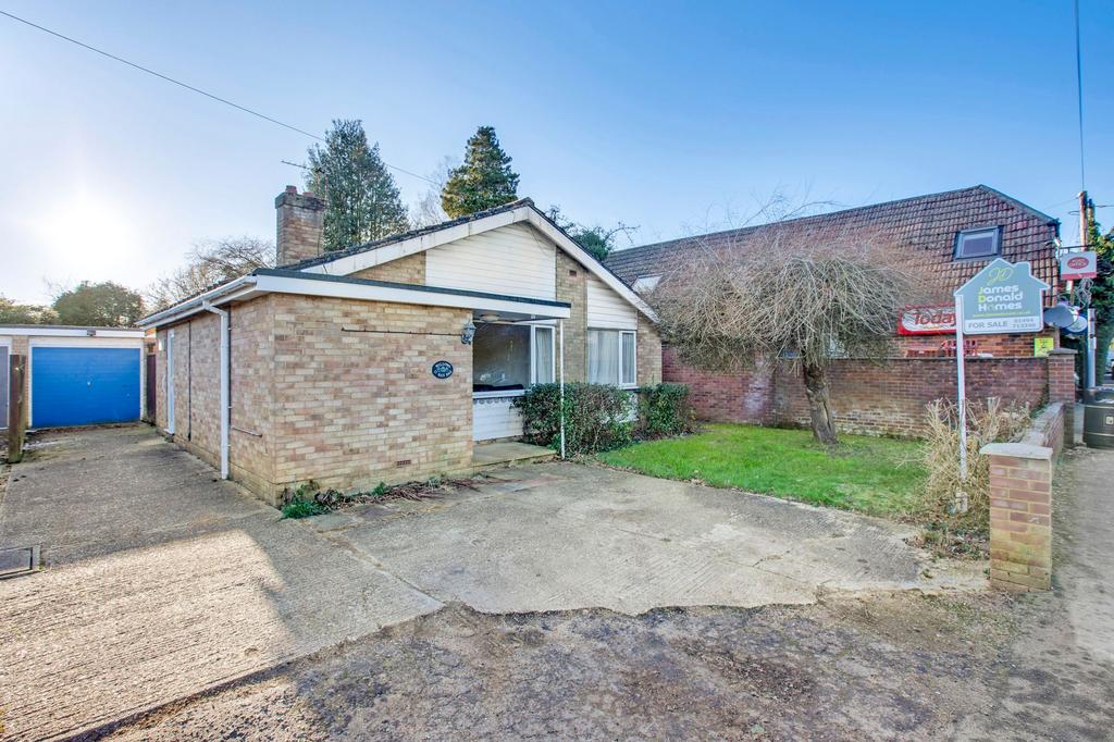 Main Road, Naphill, HP14 4QD NO CHAIN! 2 bed detached bungalow for