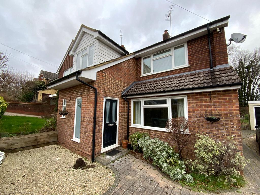 Greenway, Chesham, HP5 2 bed semidetached house to rent £1,800 pcm