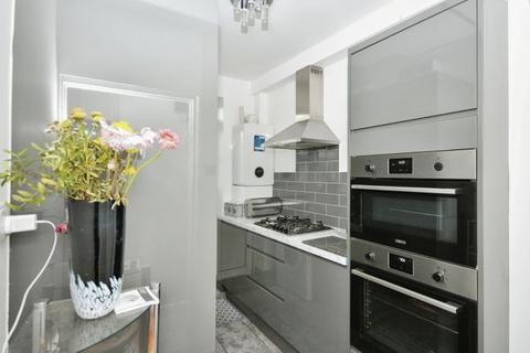 2 bedroom flat to rent, Gilton Road, London SE6