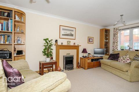3 bedroom terraced house to rent, Spindler Close, IPSWICH