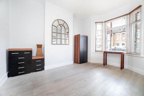 6 bedroom terraced house to rent - Sellincourt Road, London