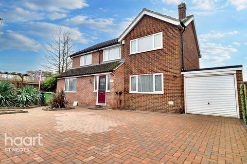 4 bedroom detached house for sale, Redwing Place, St Neots