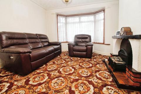 3 bedroom semi-detached house for sale - Wayside Avenue, Hornchurch, RM12