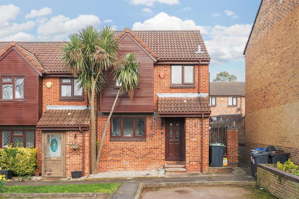 Hazel Close, Shirley Oaks Village 2 bed end of terrace house £400,000
