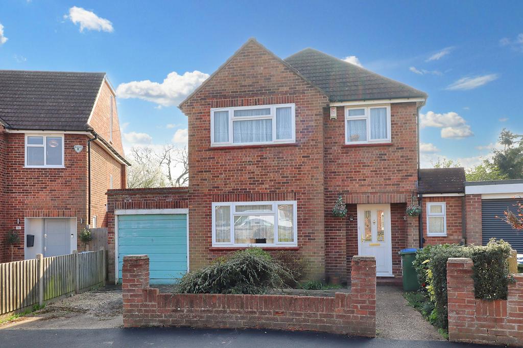 Havers Avenue, Hersham KT12 3 bed detached house for sale £750,000