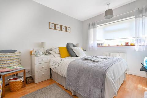 2 bedroom flat for sale, Sycamore Grove, New Malden, KT3