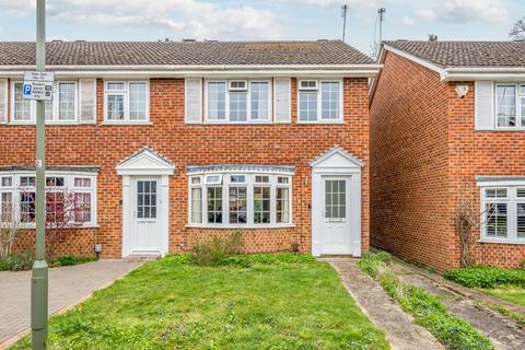 3 bedroom end of terrace house to rent, Cheniston Close, West Byfleet, KT14