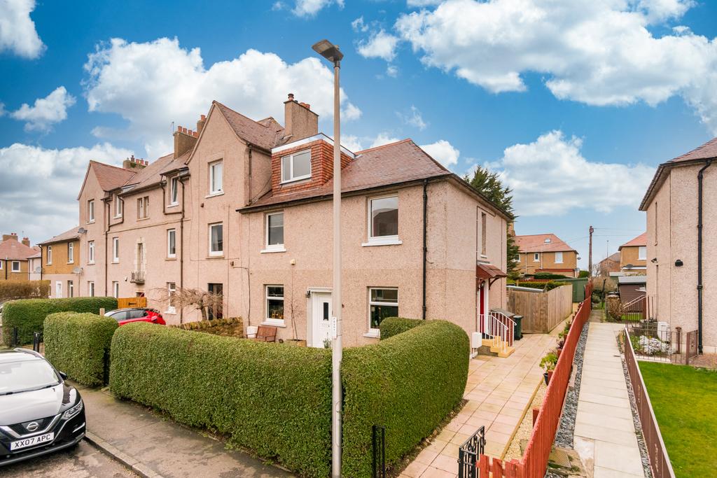 26 Parkhead Avenue, Edinburgh, EH11 4SG 3 bed flat for sale £195,000