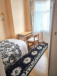 1 bedroom in a flat share to rent - Ecclesbourne Gardens, London N13