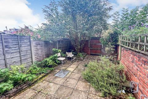 4 bedroom terraced house to rent, Birch Lane, Manchester M13