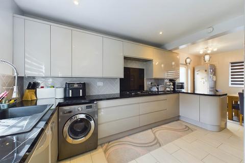 2 Crofts Path, Hemel Hempstead, HP3 8HB