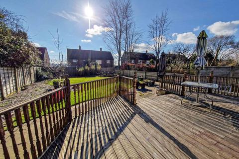 3 bedroom semi-detached house for sale - Woodlands Park, Thornham, Oldham, OL2