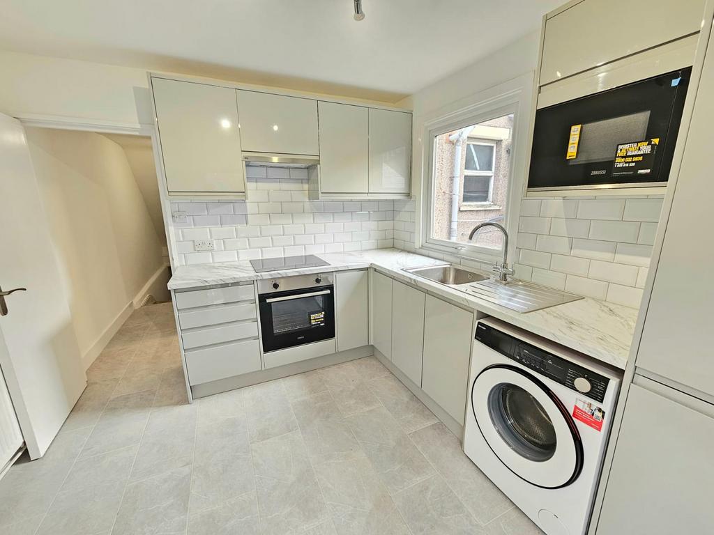 Newly refurbished 3 Bedroom property with roof te