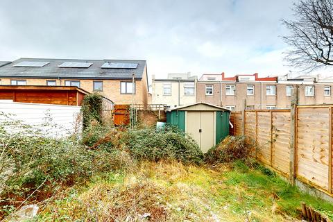 23 Okehampton Square, Romford, RM3 8YA