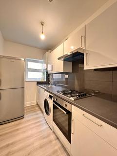 1 bedroom in a house share to rent - London W12