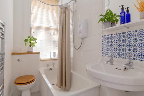 25/5 Polwarth Crescent, Edinburgh, EH11 1HR