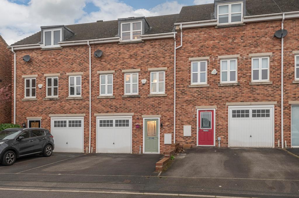 Laithe Hall Avenue, Cleckheaton, West Yorkshire, BD19 3 bed terraced house £245,000