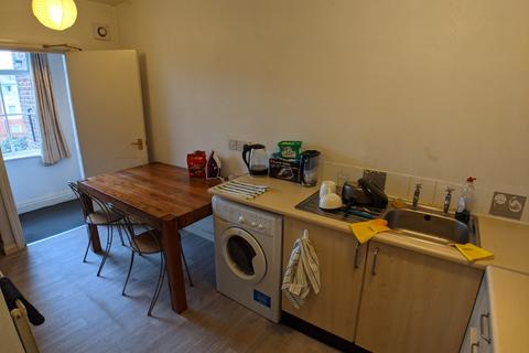 3 bedroom flat to rent, Swinton Grove, Manchester M13