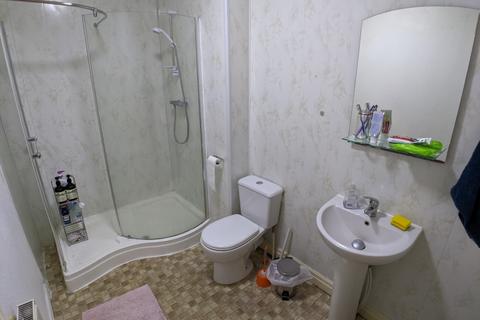 3 bedroom flat to rent, Swinton Grove, Manchester M13